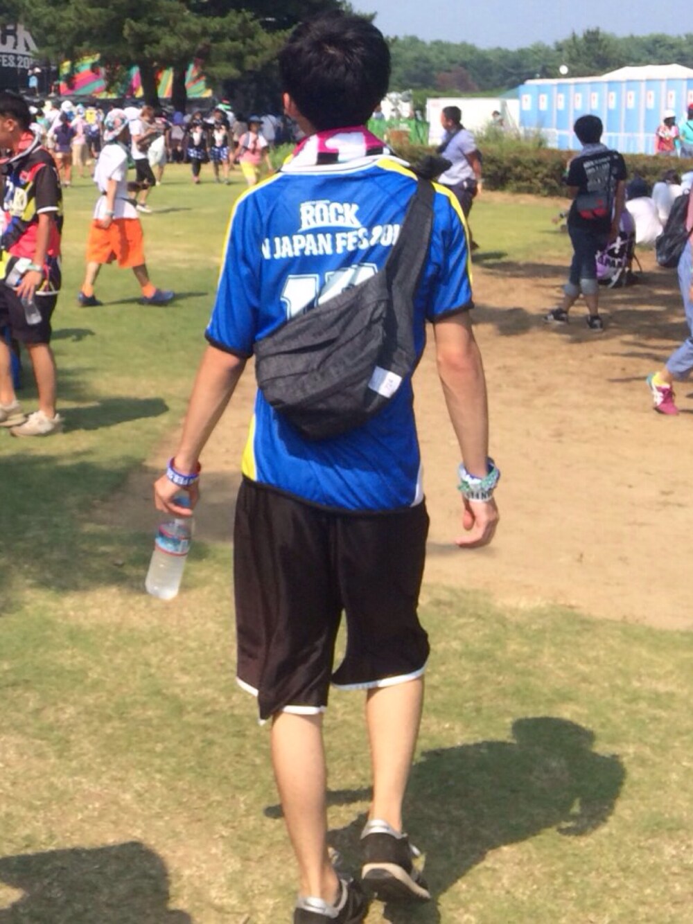 ブラック系のスニーカーを着用したメンズの夏コーディネートの1枚目の写真