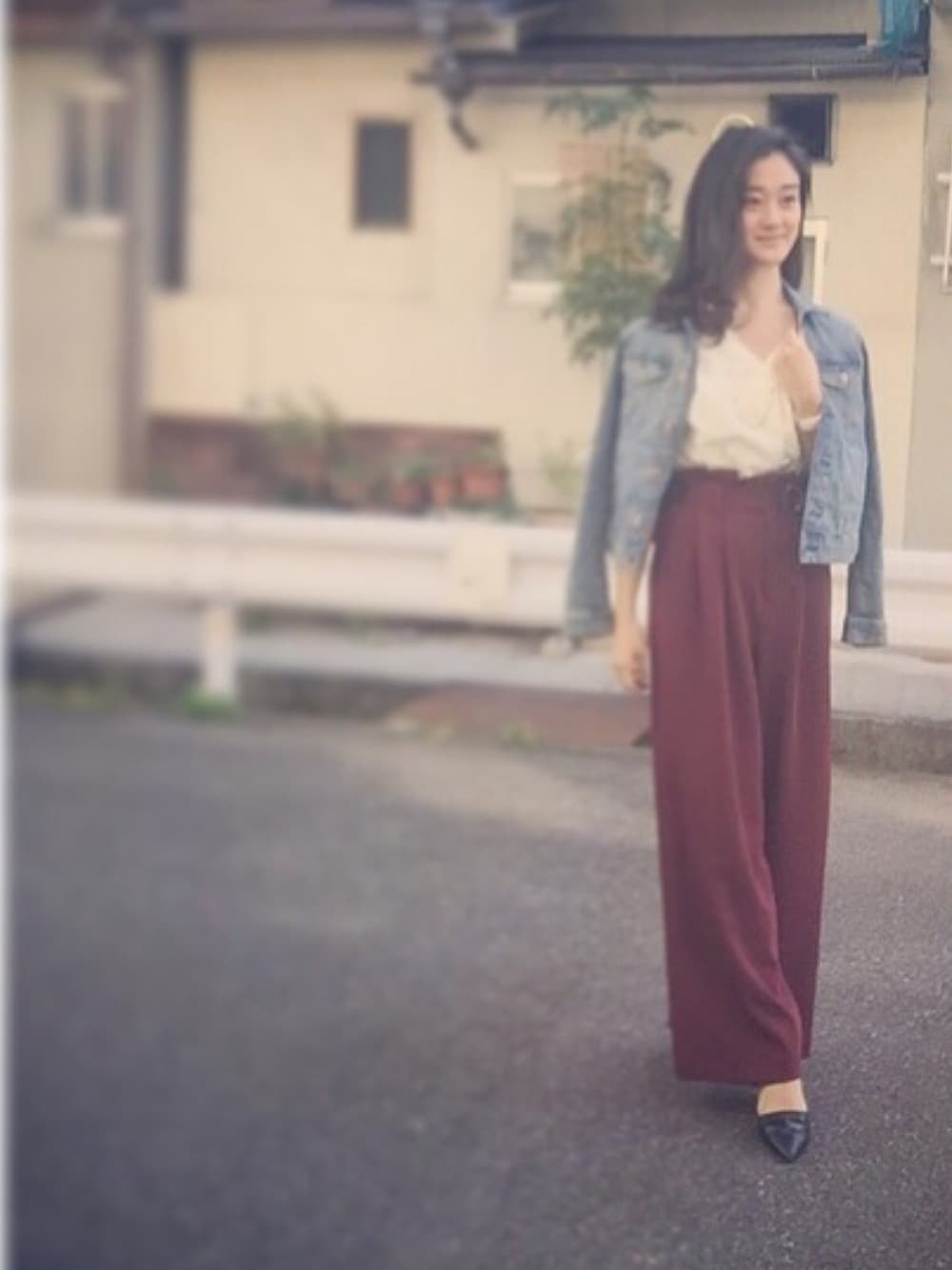 「Gジャン、H&M、秋コーデ、アパートバイローリーズ、ワイドパンツ、ボルドー、パンツスタイル、白シャツ、大阪、リーガロイヤルホテル」｜「A part byのキモウタイプライターVPO 731397 （シャツ/ブラウス、ホワイト系）」を使った、snsdさん（レディース・160cm）の秋コーディネートの1枚目の写真