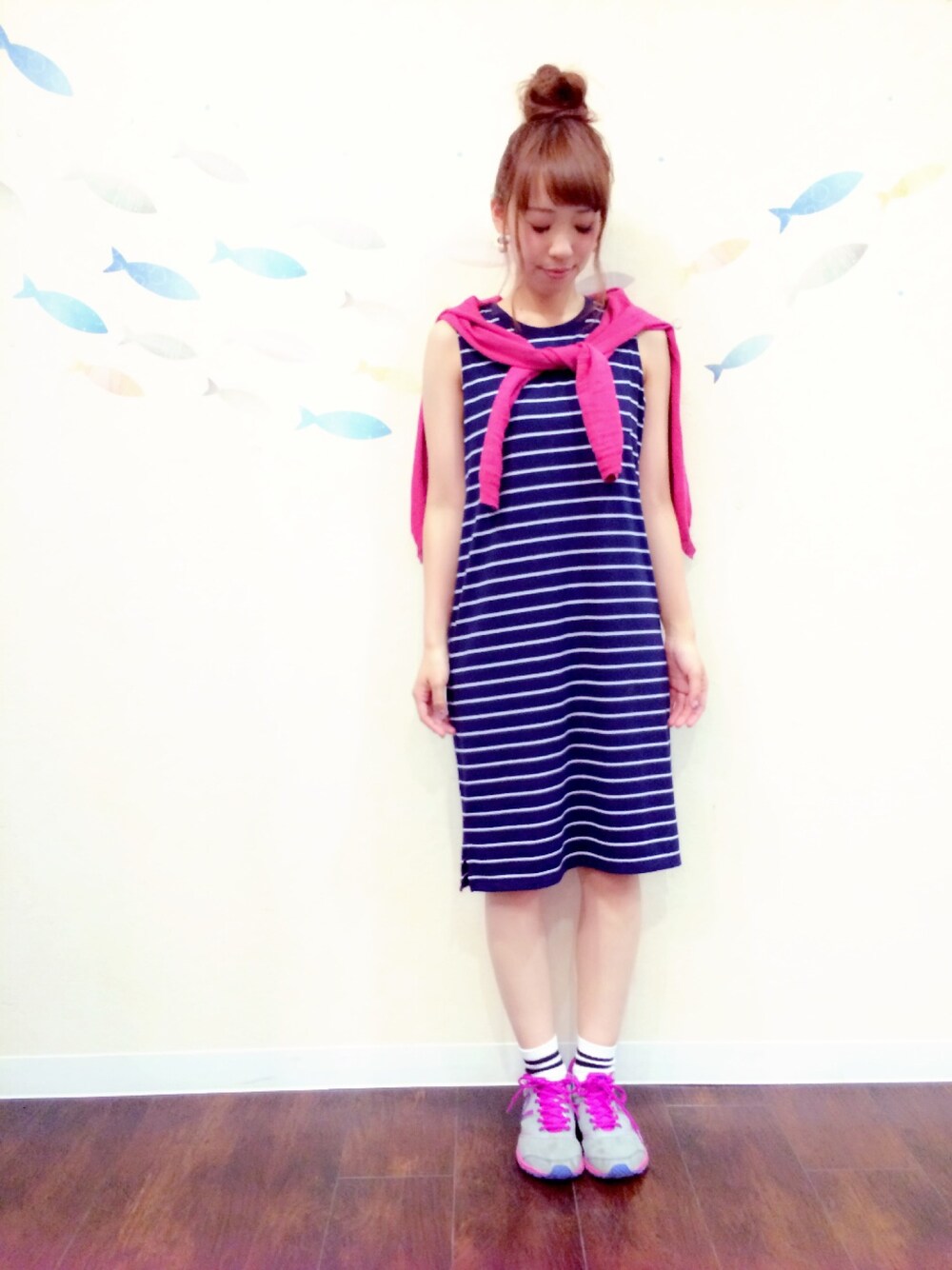 ブルー系のワンピース/ドレス、シルバー系のスニーカーを着用したレディースの夏コーディネートの1枚目の写真