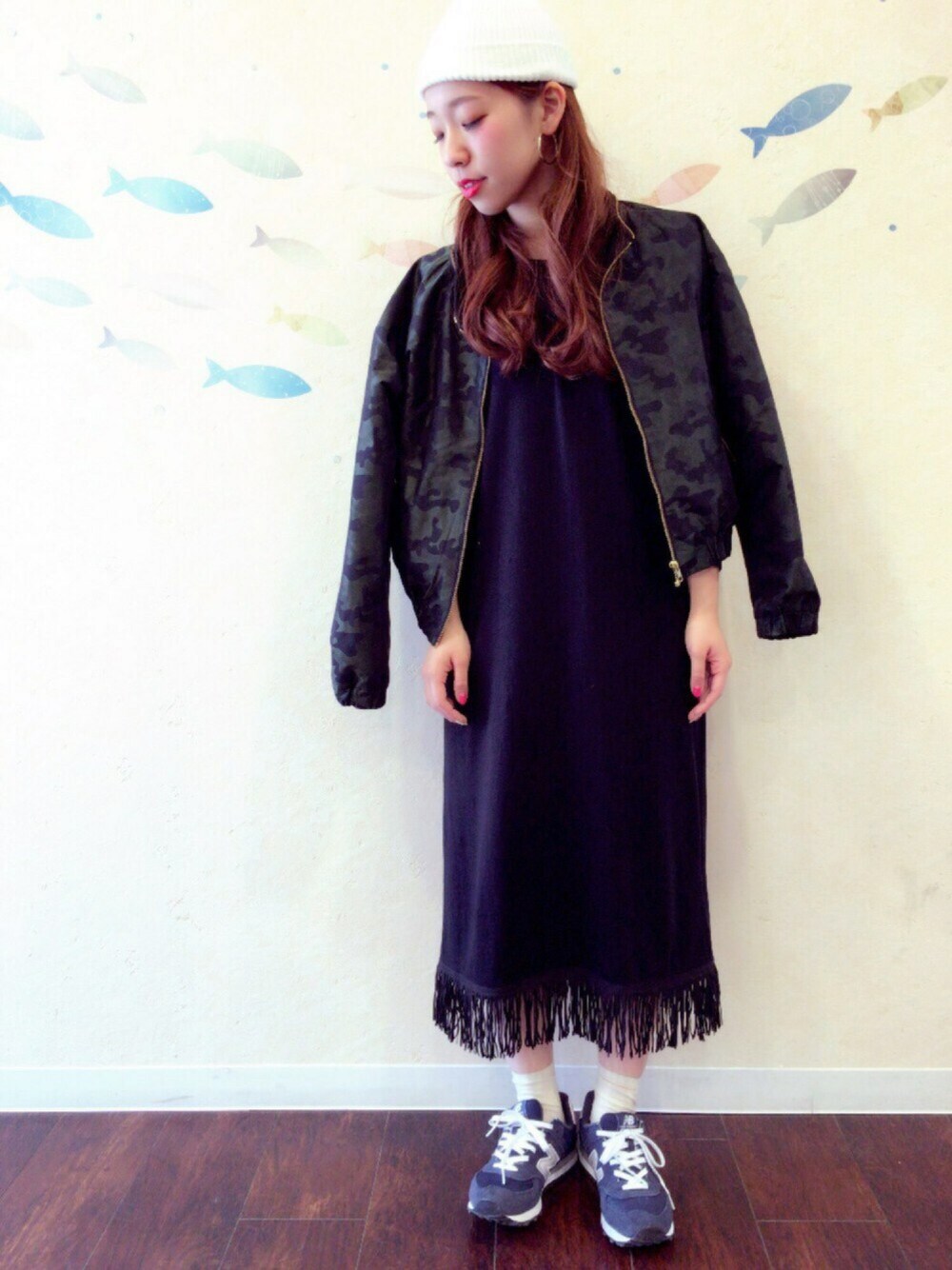 グリーン系のジャケット/アウター、ブルー系のスニーカー、ブラック系のトップスを着用したレディースの春コーディネートの1枚目の写真