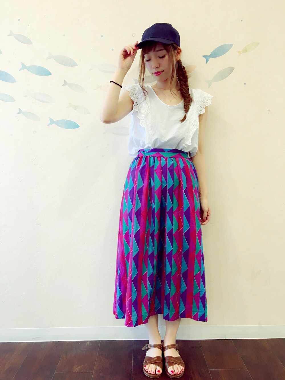 ホワイト系のシャツ/ブラウス、その他のスカート、ブラウン系のサンダルを着用したレディースの夏コーディネートの1枚目の写真