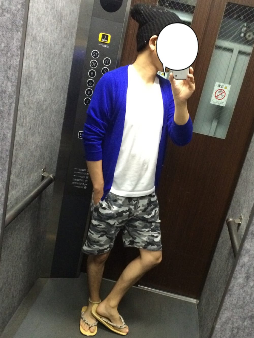 ベージュ系のその他シューズ、グレー系のその他、ブラック系のニットキャップ/ビーニーを着用したメンズの夏コーディネートの1枚目の写真