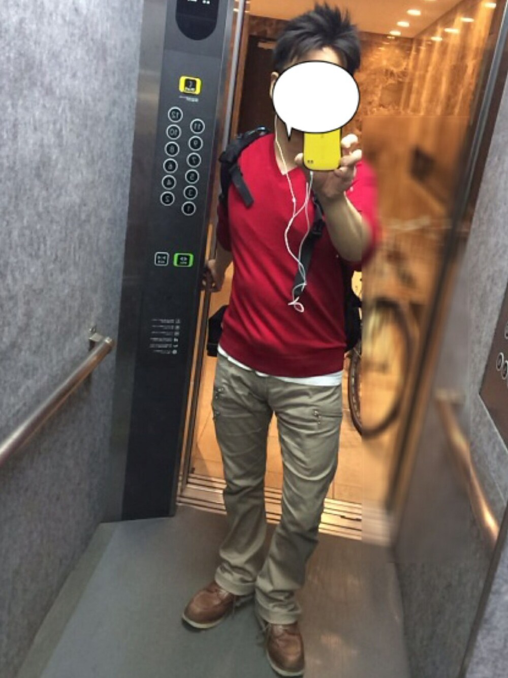 レッド系のスポーツグッズ、その他の福袋/福箱を着用したメンズの秋コーディネートの1枚目の写真