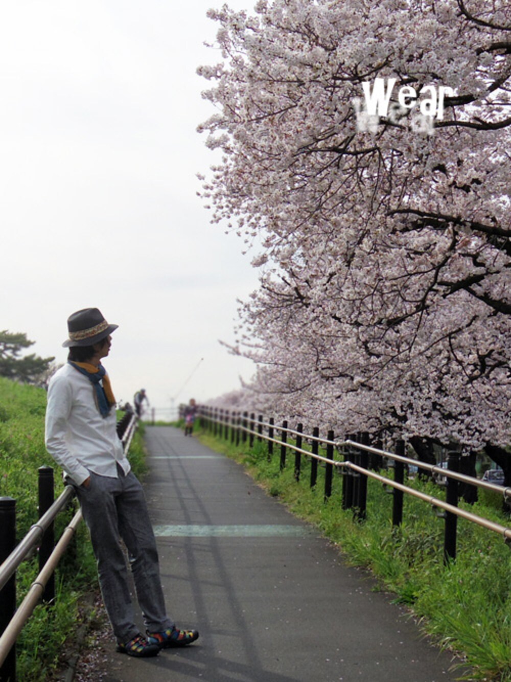 ホワイト系のシャツ/ブラウス、グレー系のその他パンツ、その他のサンダルを着用したメンズの春コーディネートの1枚目の写真