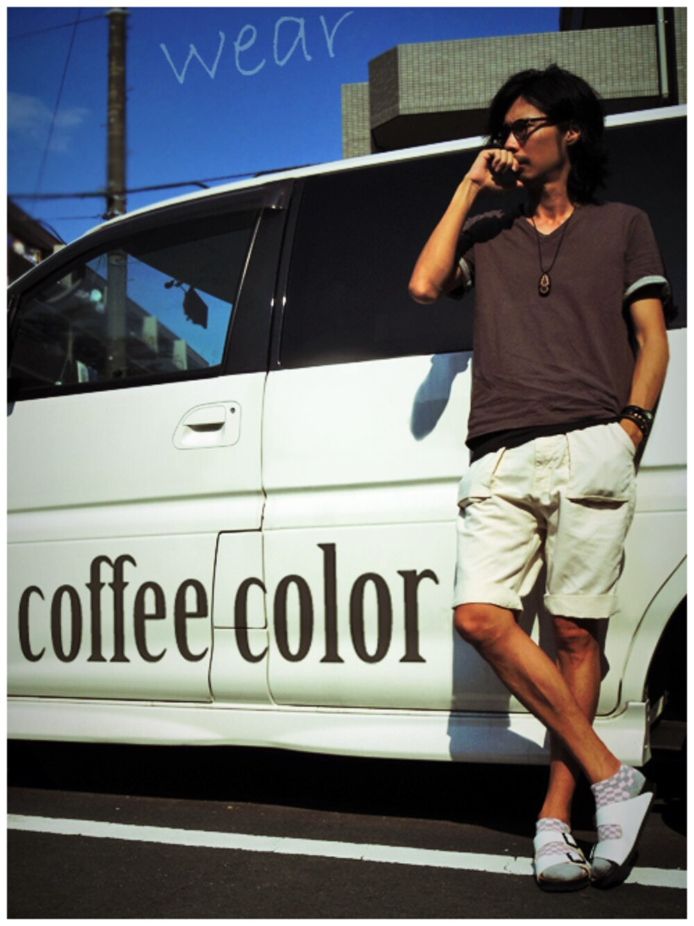 ブラウン系のTシャツ/カットソー、ホワイト系のその他パンツ、ブラック系のTシャツ/カットソーを着用したメンズの夏コーディネートの1枚目の写真