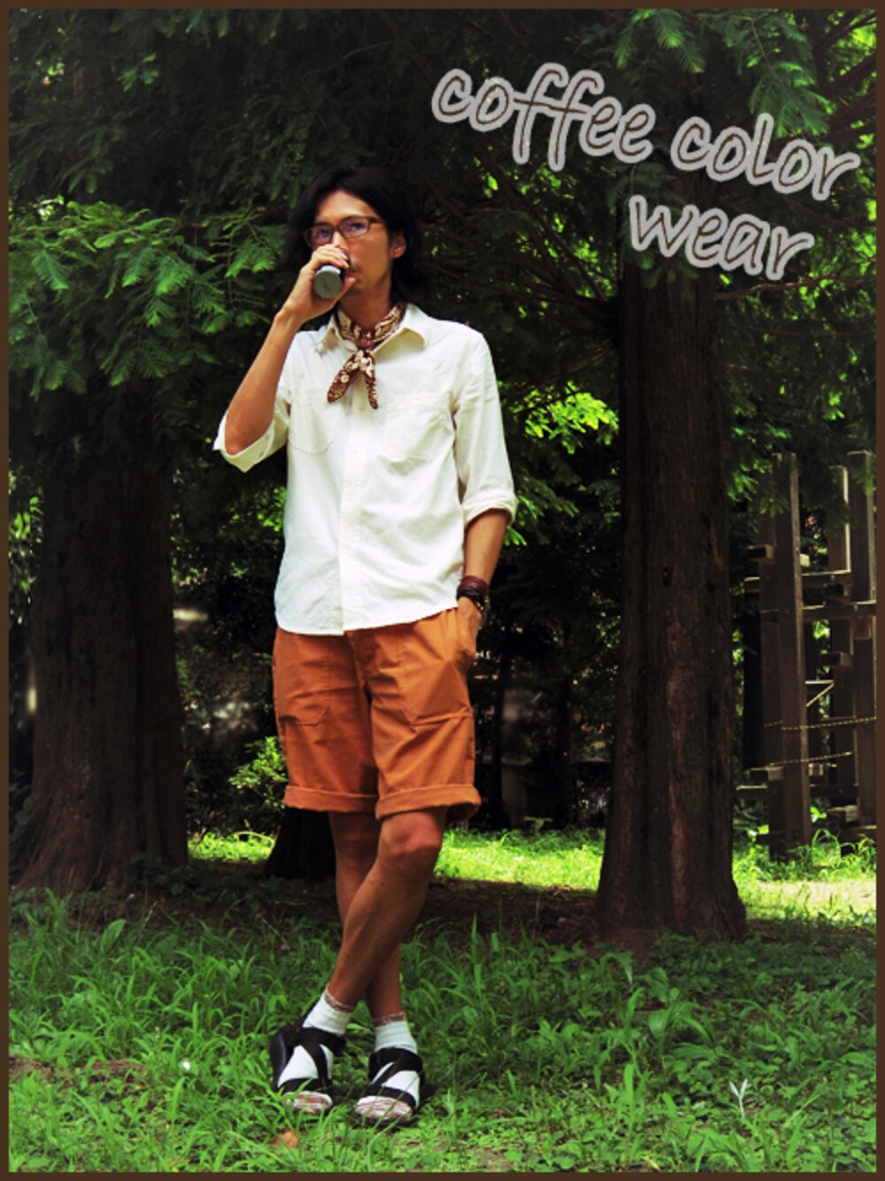 ホワイト系のシャツ/ブラウス、オレンジ系のその他パンツ、ブラック系のサンダルを着用したメンズの夏コーディネートの1枚目の写真