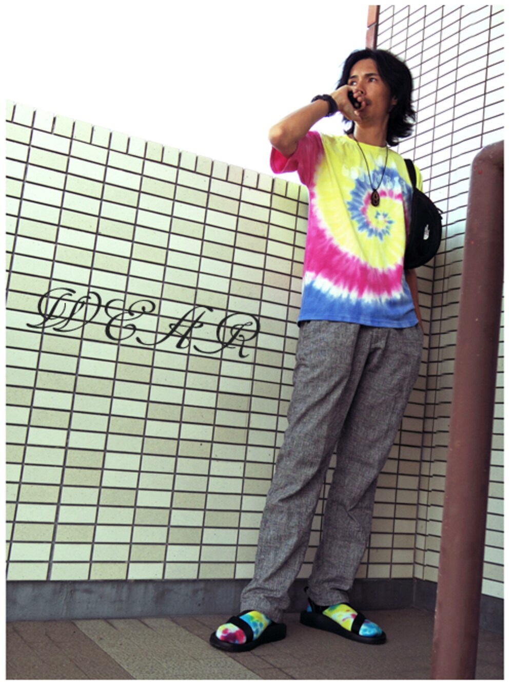 ブルー系のTシャツ/カットソー、その他のその他パンツ、ブラック系のサンダルを着用したメンズの夏コーディネートの1枚目の写真