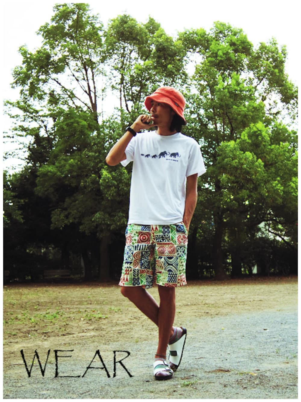 ホワイト系のTシャツ/カットソー、その他のその他パンツ、ホワイト系のサンダルを着用したメンズの夏コーディネートの1枚目の写真