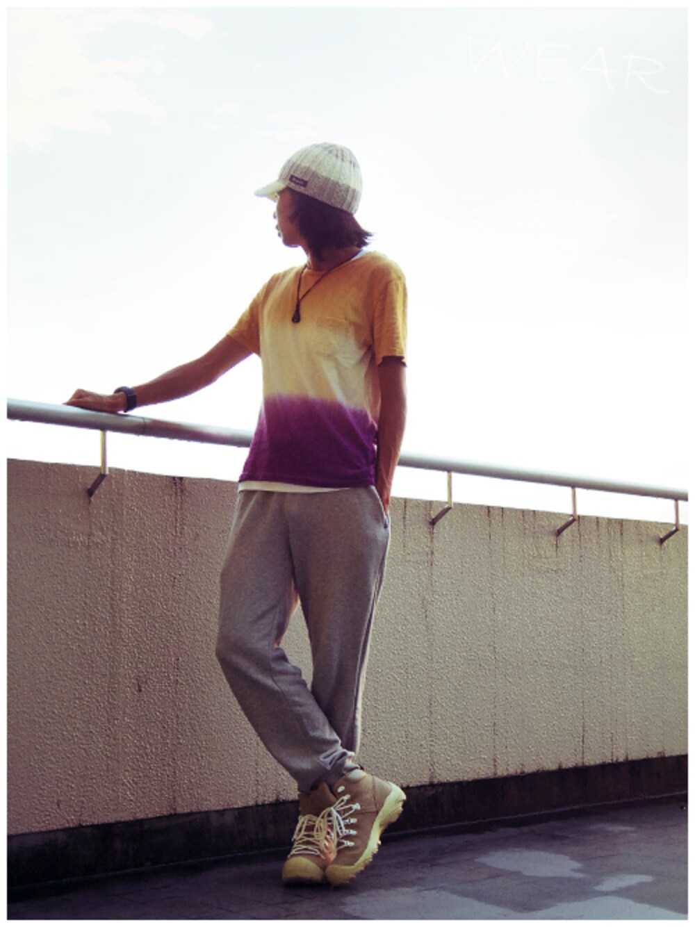 その他のTシャツ/カットソー、ホワイト系のタンクトップ、グレー系のその他パンツを着用したメンズの秋コーディネートの1枚目の写真