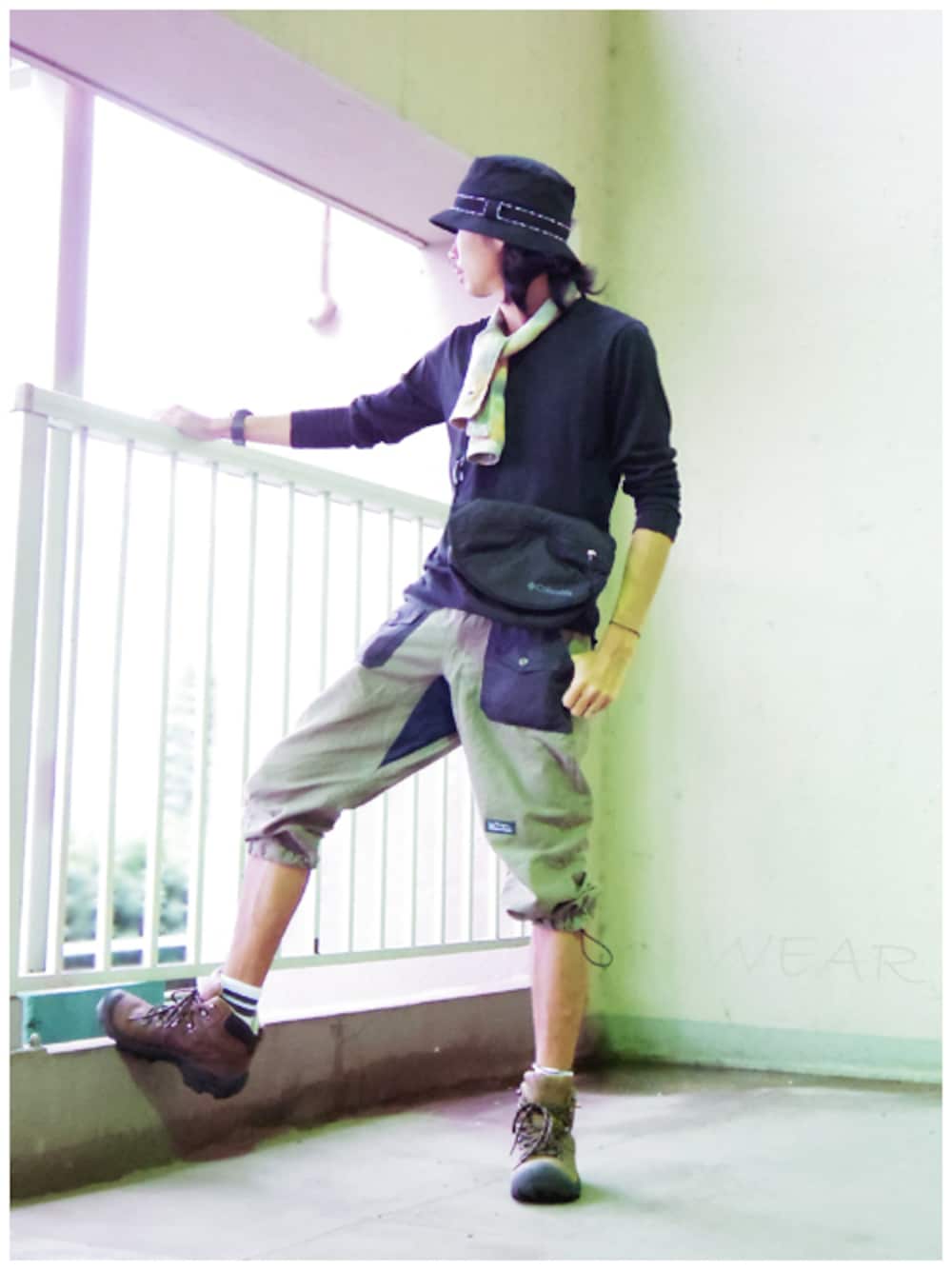 ブラック系のTシャツ/カットソー、グリーン系のその他パンツ、ブラウン系のブーツを着用したメンズの秋コーディネートの1枚目の写真