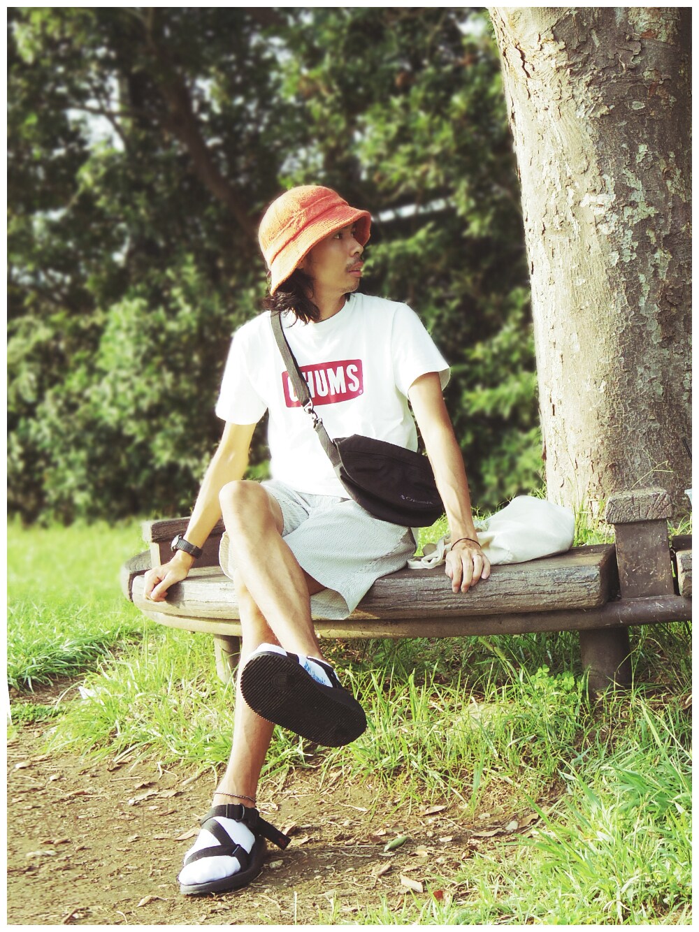 ホワイト系のTシャツ/カットソー、グレー系のその他パンツ、ブラック系のサンダルを着用したメンズの秋コーディネートの1枚目の写真