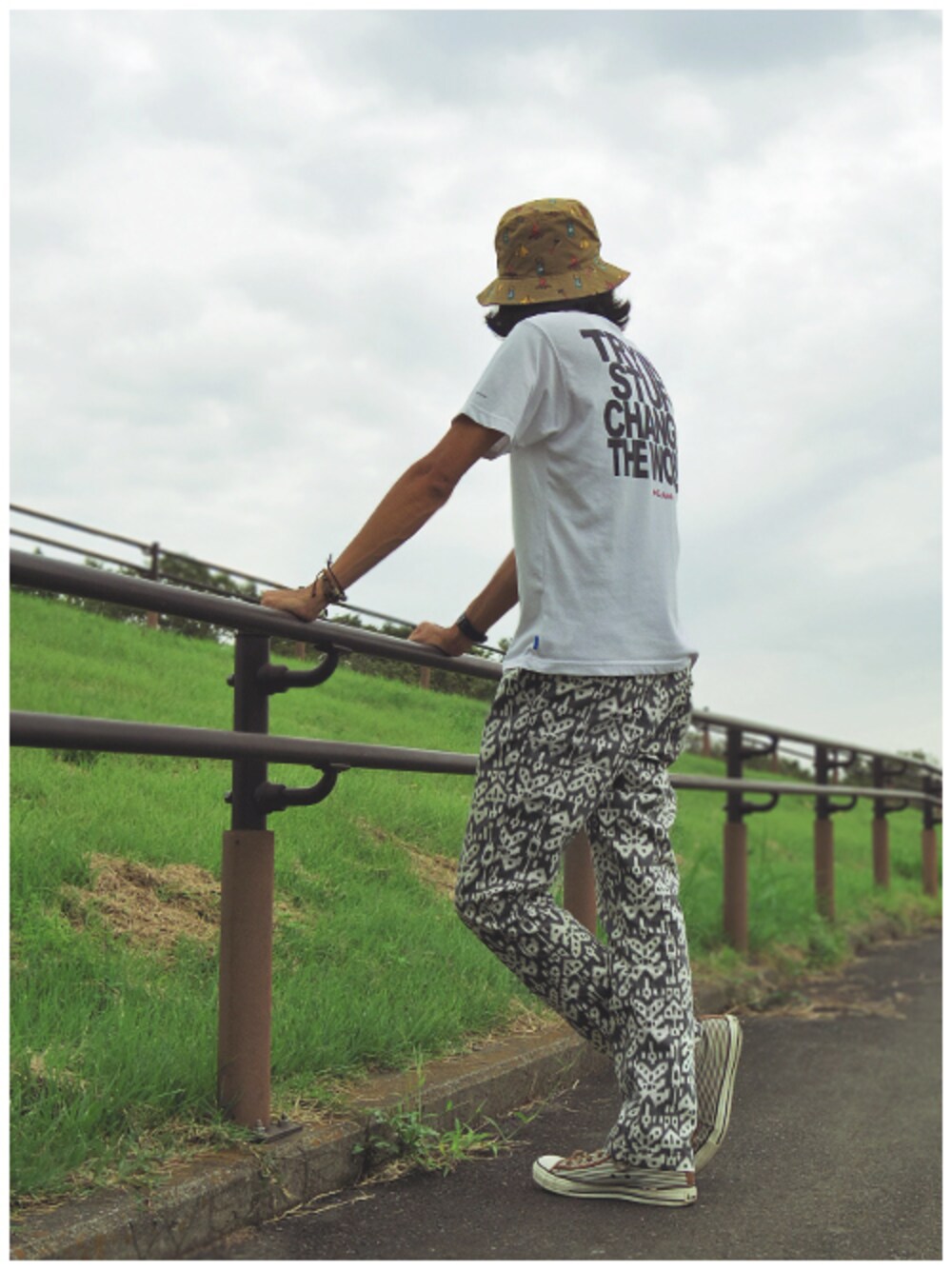 ホワイト系のTシャツ/カットソー、ブラック系のその他パンツ、グレー系のスニーカーを着用したメンズの秋コーディネートの1枚目の写真