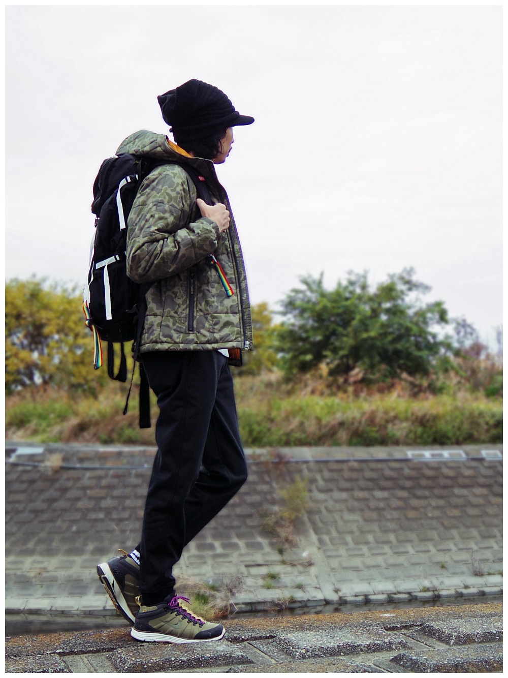 その他のマウンテンパーカー、グレー系のスウェット、ブラック系のその他パンツを着用したメンズの秋コーディネートの1枚目の写真