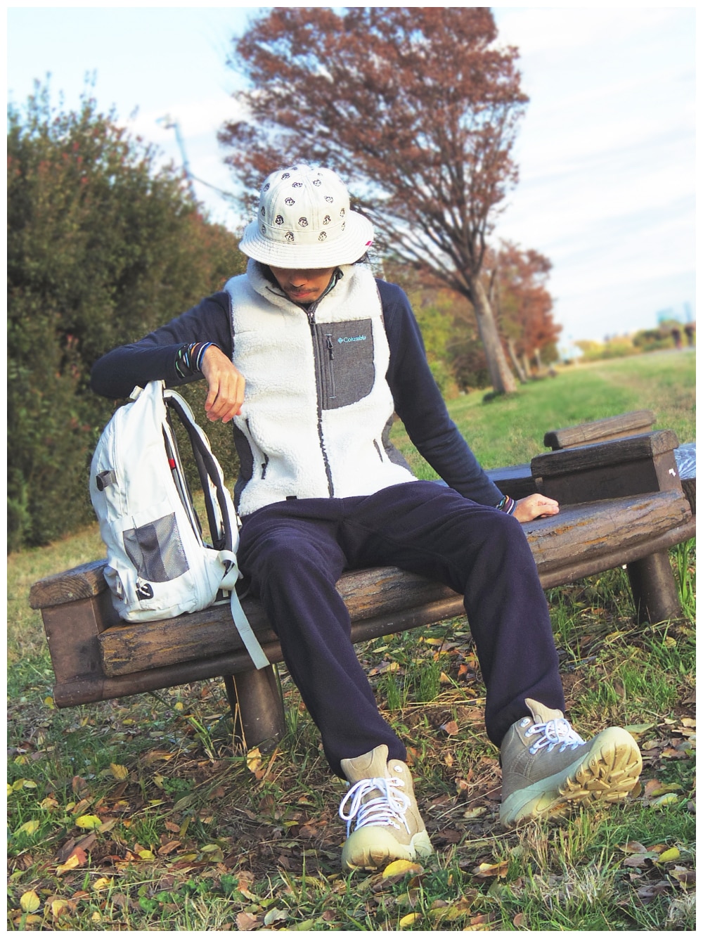 ホワイト系のベスト、ブルー系のTシャツ/カットソー、その他のTシャツ/カットソーを着用したメンズの秋コーディネートの1枚目の写真