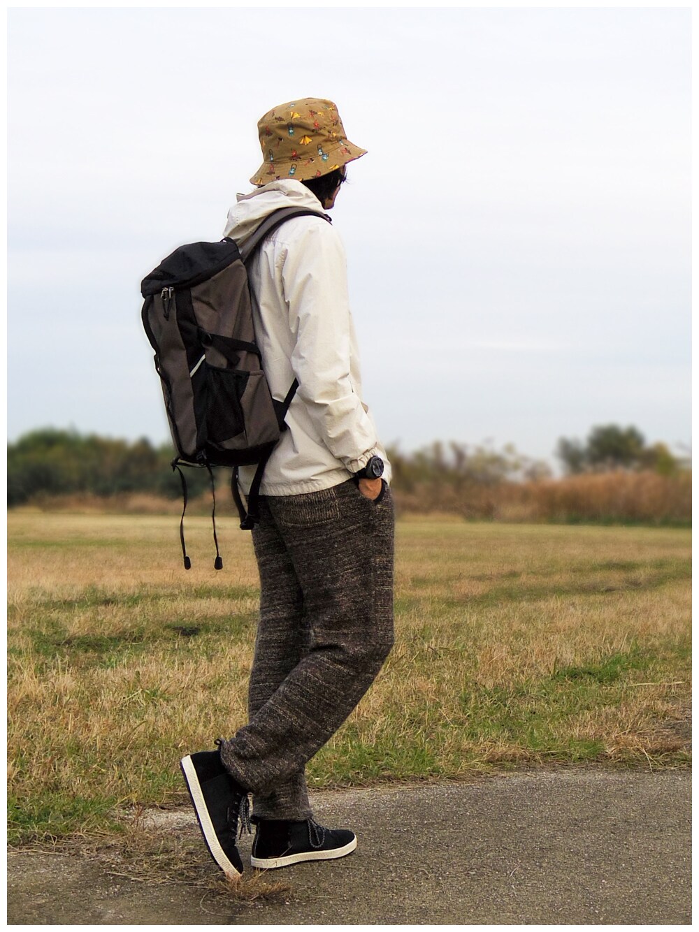 ホワイト系のブルゾン、ブラウン系のその他パンツ、ブラック系のスニーカーを着用したメンズの冬コーディネートの1枚目の写真