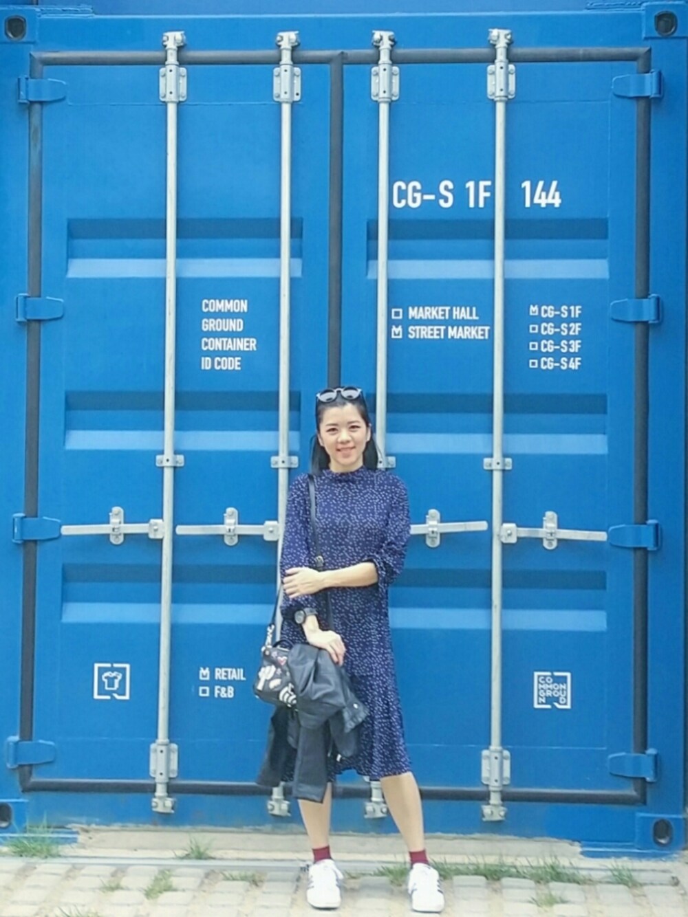 「シンプル、パンツスタイル、outfit、ootd、ブラック、シャツスタイル、スキニーデニム、lookbook、blue、COMMONGROUND」｜「Adidas Superstarのアイテム（スニーカー、ホワイト系）」を使った、Virus1119さん（レディース・160cm）の秋コーディネートの1枚目の写真