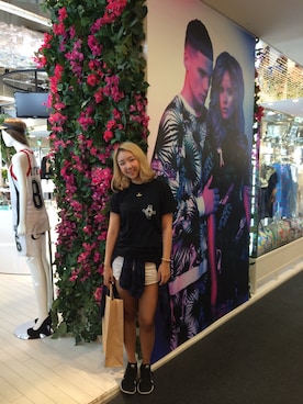 「Nike flyknit」｜「アイテム（Tシャツ/カットソー）」を使った、Kelly Chauさん（レディース・168cm）の夏コーディネート
