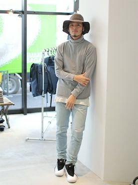 「グレーのタートルネック」｜HAPPY西村さん（メンズ・180cm）の春コーディネート