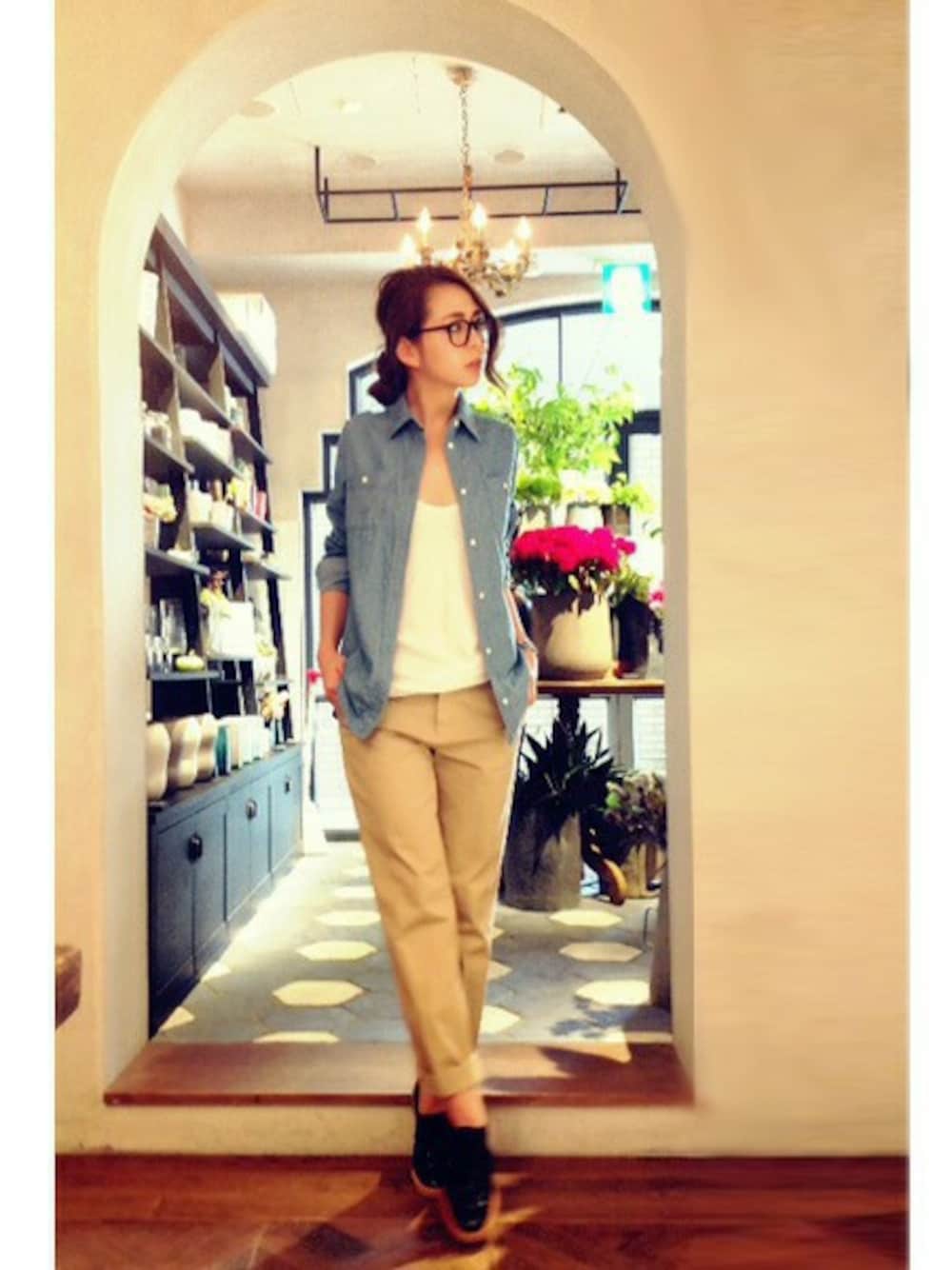 ブルー系のシャツ/ブラウス、ベージュ系のチノパンツを着用したレディースの夏コーディネートの1枚目の写真