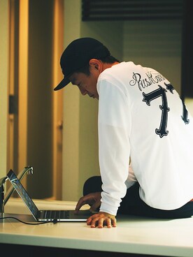 「PUSH CONNECTION(プッシュコネクション)のアイテム(トップス)」を使った、岡田晋さん(メンズ・170cm)の秋コーディネート