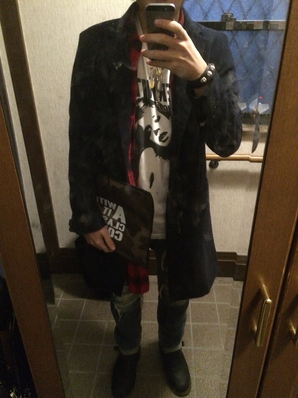 ブラック系のブレスレット、シルバー系のネックレスを着用したメンズの冬コーディネートの1枚目の写真