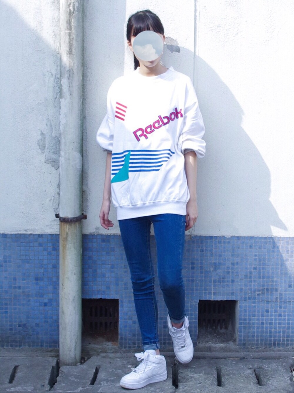 「vintage、street、simple、streetstyle、spring」｜「Reebokのアイテム（パーカー、ホワイト系）」を使った、Unlversoさん（レディース・170cm）の春コーディネートの1枚目の写真