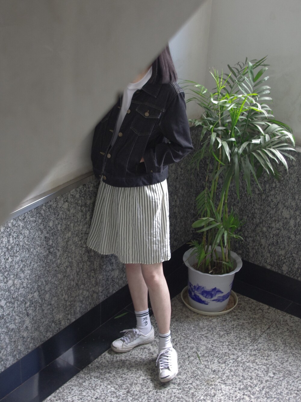 「无のアイテム（デニムジャケット、ブラック系）」を使った、Unlversoさん（レディース・170cm）の春コーディネートの1枚目の写真