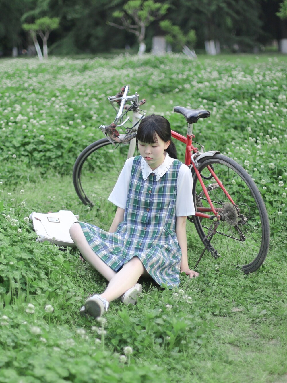 「summer、street、vintage」｜「无のアイテム（シャツ/ブラウス、ホワイト系）」を使った、Unlversoさん（レディース・170cm）の春コーディネートの1枚目の写真