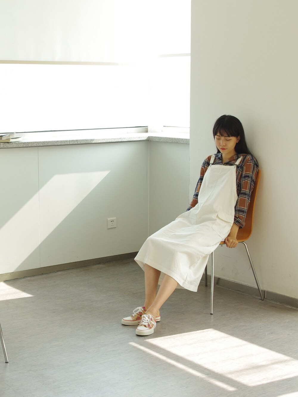 「vintage」｜「VINTAGEのアイテム（デニムスカート、ホワイト系）」を使った、Unlversoさん（レディース・170cm）の秋コーディネートの1枚目の写真