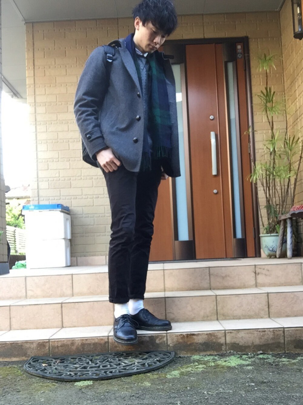 「ootd、シンプル、ショールカラー、グレーコート、マフラー、united arrows、Dr.Martens、黒リュック、キレイめ、白シャツ」｜「RAGEBLUEのアイテム（その他トップス、ブラック系）」を使った、まささん（メンズ・180cm）の冬コーディネートの1枚目の写真