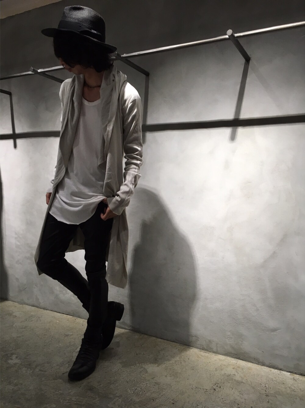 グレー系のカーディガン/ボレロ、ホワイト系のTシャツ/カットソー、ブラック系のその他パンツを着用したメンズの夏コーディネートの1枚目の写真