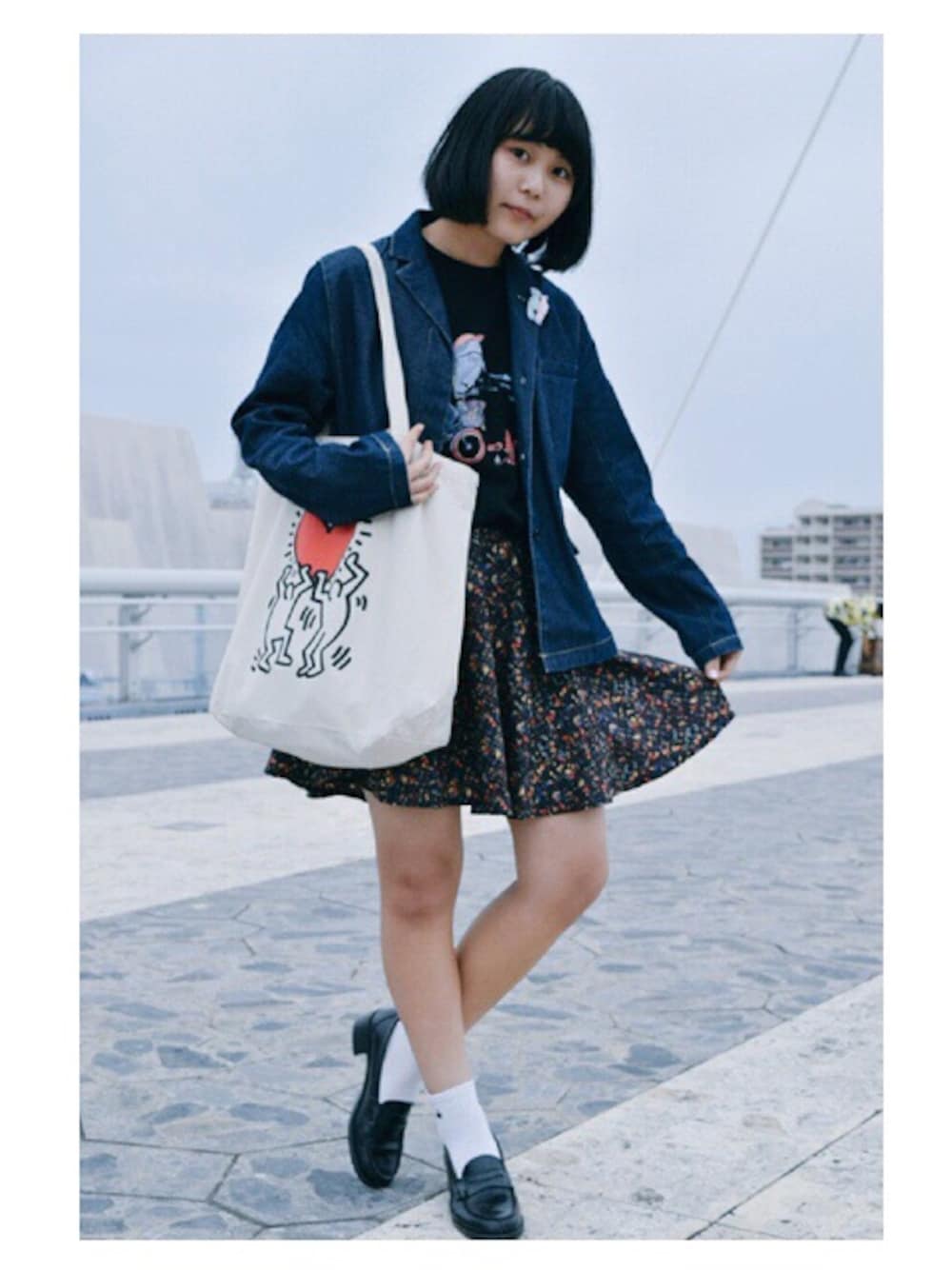 「ジャケット、デニム、Tシャツ、ローファー、ボブ、黒髪、フレアスカート、白ソックス、スカート、ブラック」｜「KOO-KIのTシャツ / KOO-KI（Tシャツ/カットソー、ブラック系）」を使った、あらかわみか（みかんぬ）さん（レディース・159cm）の春コーディネートの1枚目の写真
