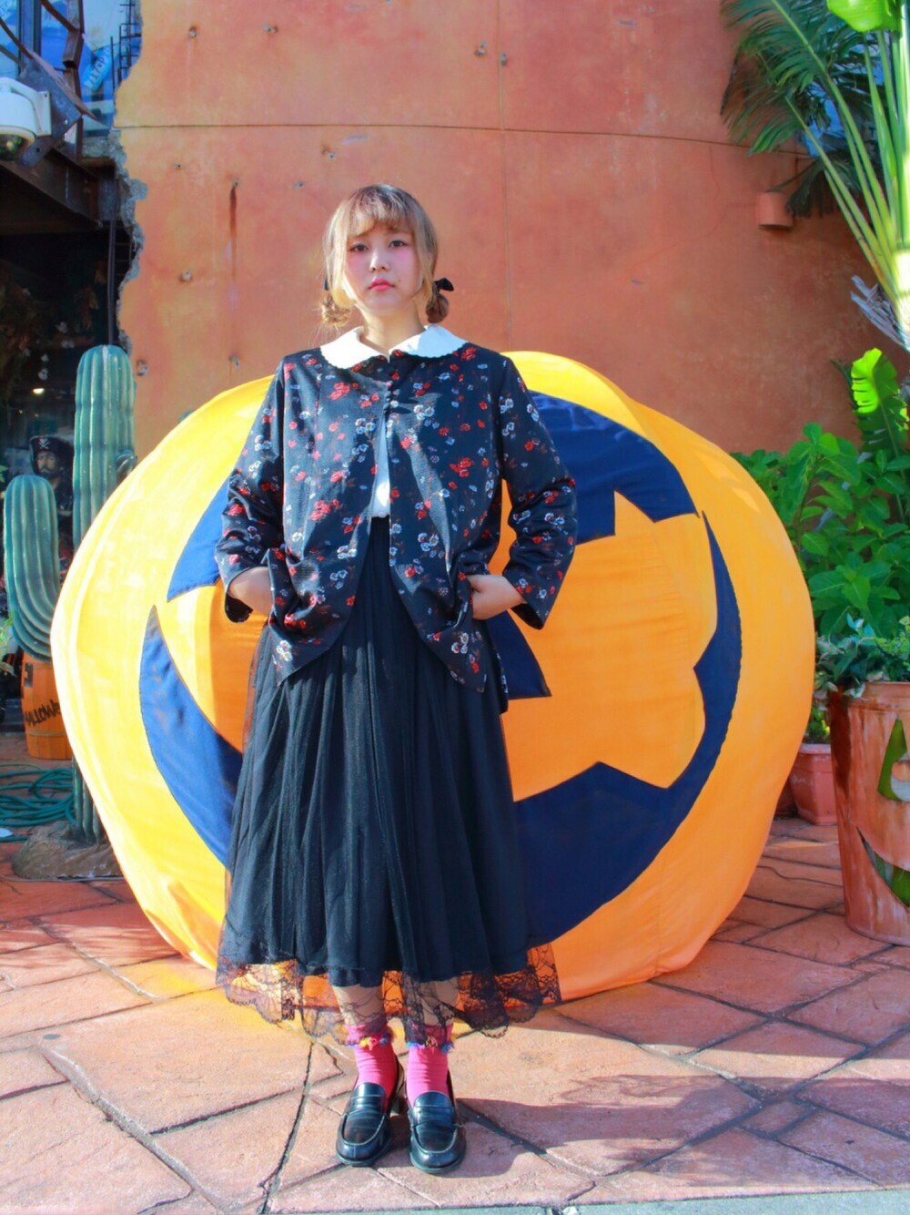 「ブラック、古着、ブラウス、タックイン、冬、outfit、used、古着MIX、ローファー、ブラックコーデ」｜「WEGOのWEGO/ベロアリボンヘアゴム（ヘアゴム、ブラック系）」を使った、あらかわみか（みかんぬ）さん（レディース・158cm）の冬コーディネートの1枚目の写真