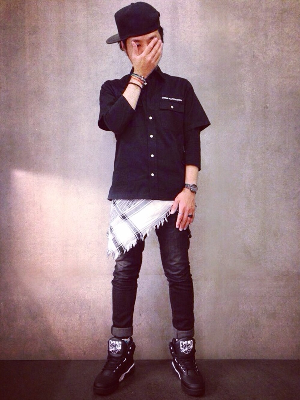 ブラック系のシャツ/ブラウス、ブラック系のスニーカー、ブラック系のキャップを着用したメンズの春コーディネートの1枚目の写真