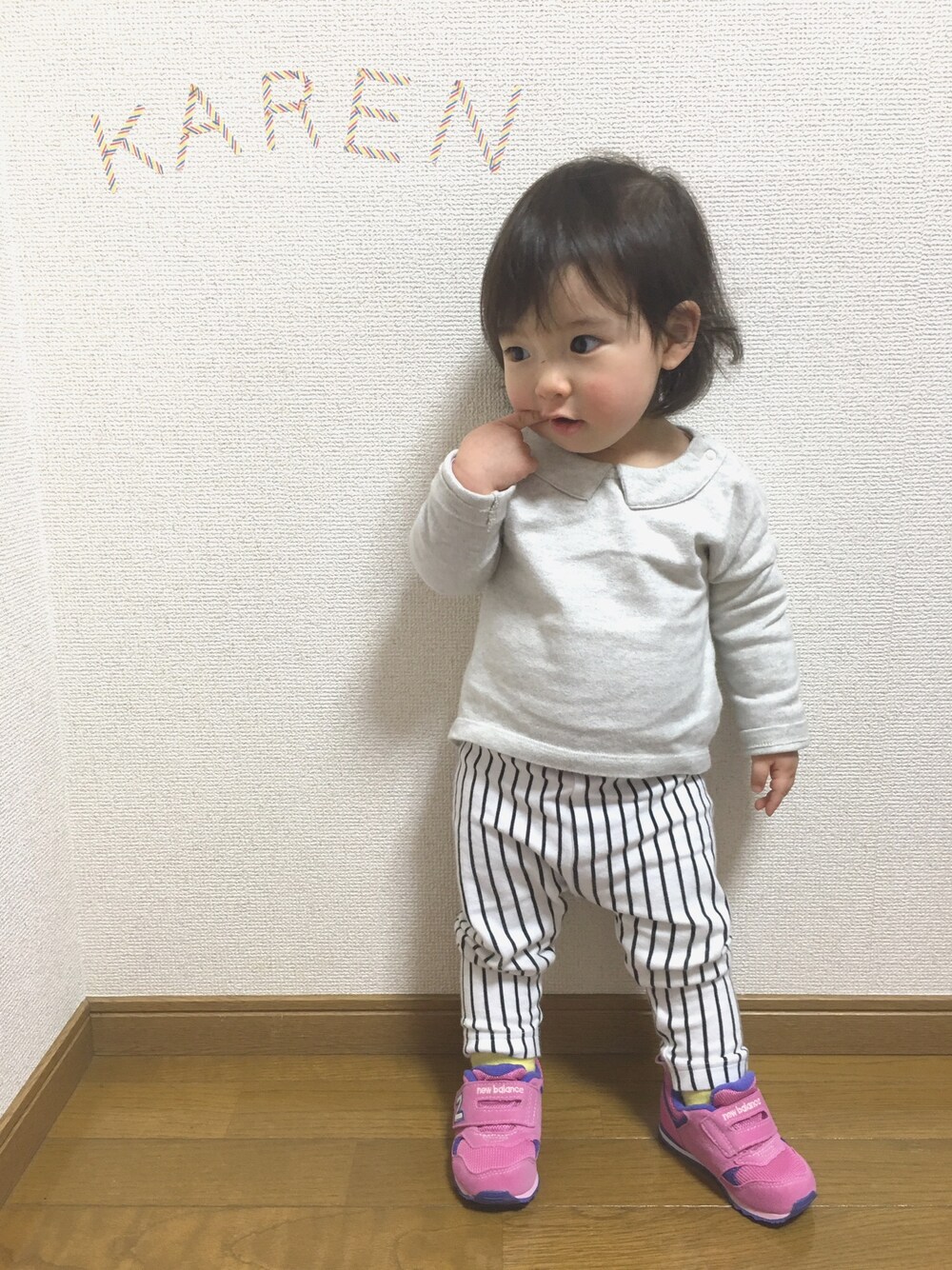 ホワイト系のTシャツ/カットソー、ピンク系のスニーカー、ホワイト系のその他パンツを着用したキッズの春コーディネートの1枚目の写真