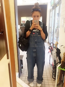 「Dickies（ディッキーズ）のアイテム（オールインワン・サロペット、ブルー系）」を使った、洪佳さん（レディース・163cm）の夏コーディネート