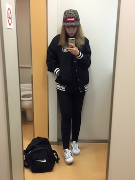 「AAPE BY A BATHING APE（エーエイプバイアベイシングエイプ）のアイテム（スタジャン）」を使った、洪佳さん（レディース・163cm）の秋コーディネート
