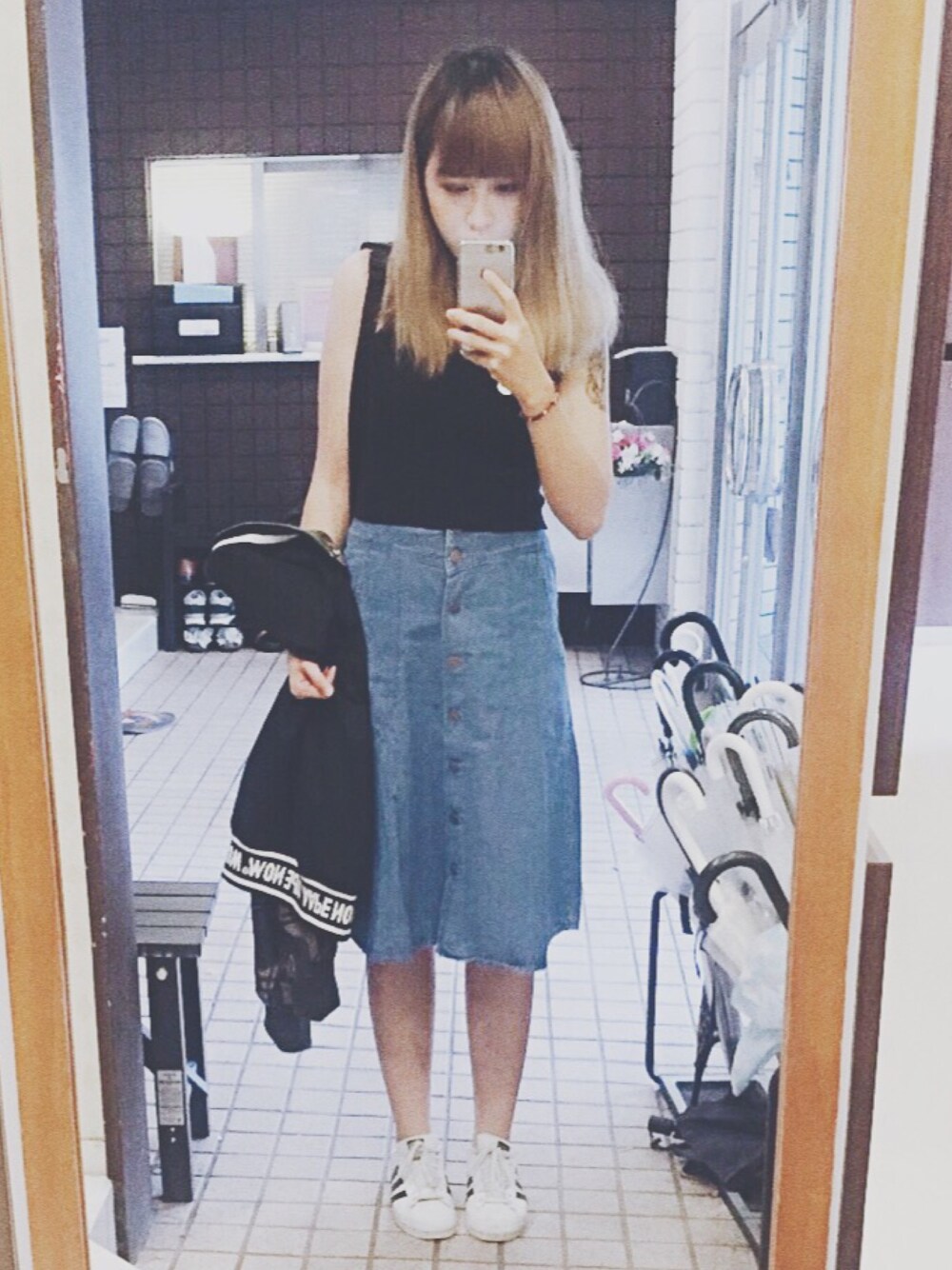「shibuya、FOREVER 21、adidas originals、AAPE、渋谷」｜「FOREVER 21のアイテム（デニムスカート、ブルー系）」を使った、洪佳さん（レディース・163cm）の秋コーディネートの1枚目の写真