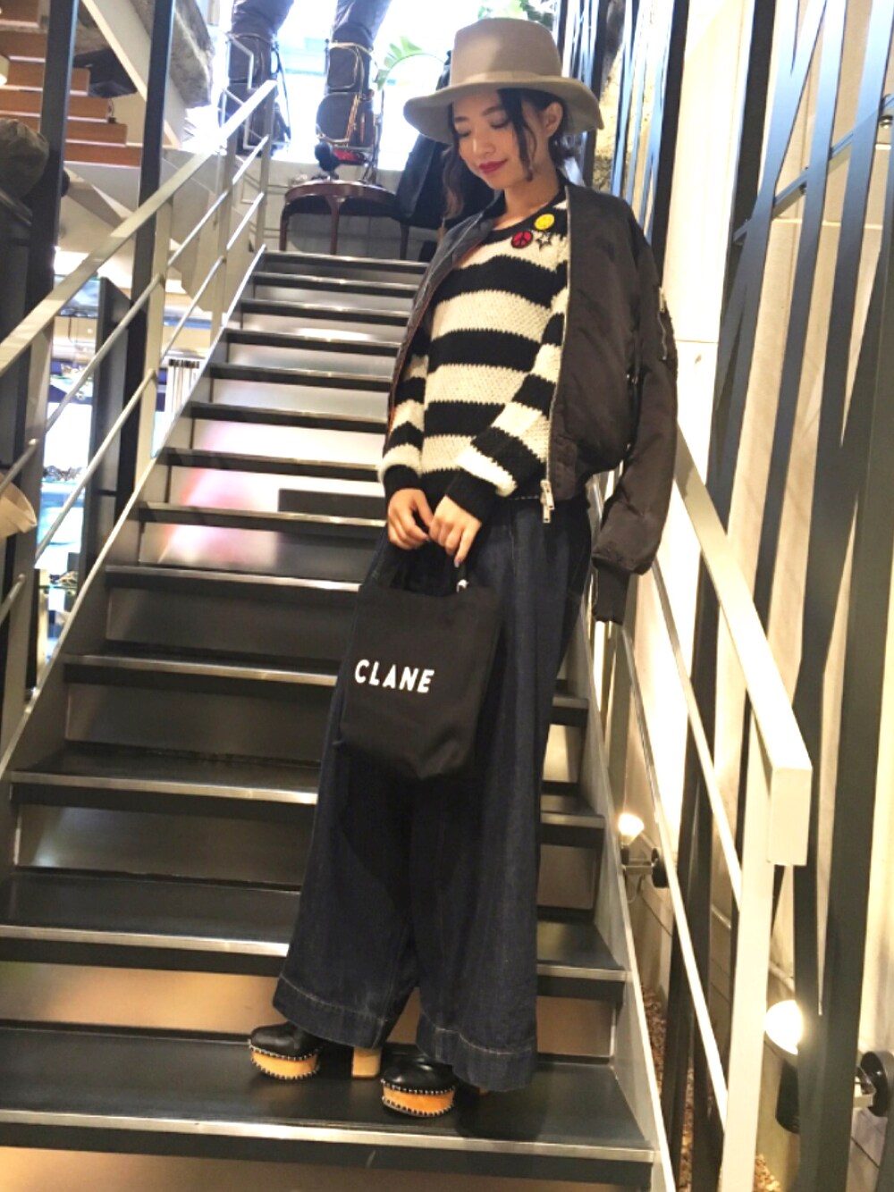 「オトナカジュアル、ラフ、秋コーデ、休日スタイル、デニム、ゆるニット、シンプル、ブルゾン、ROYAL FLASH、ハット」｜「WORLD WIDE FAMOUSのアイテム（ハット、グリーン系）」を使った、yurina katsuraさん（レディース・165cm）の秋コーディネートの1枚目の写真