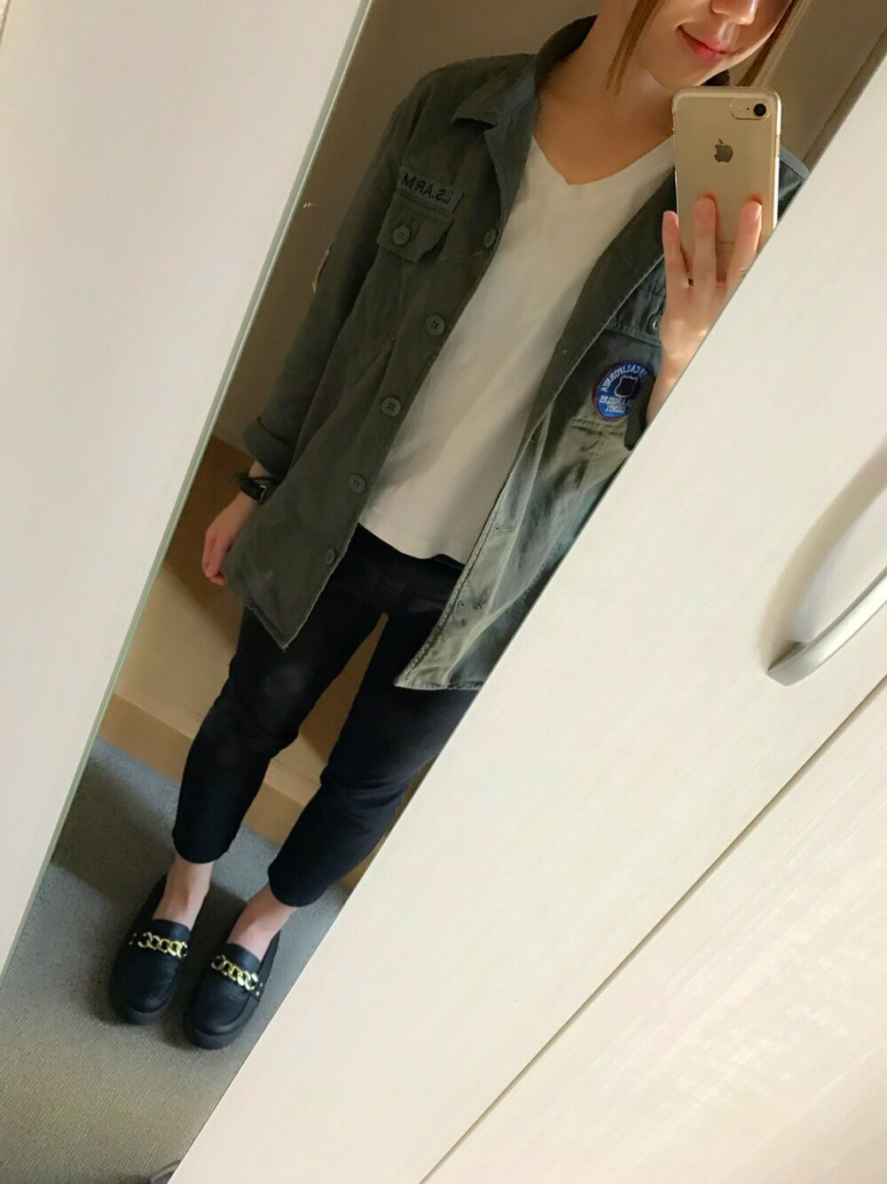 グリーン系のシャツ/ブラウス、ホワイト系のTシャツ/カットソー、ブラック系のその他パンツを着用したレディースの秋コーディネートの1枚目の写真