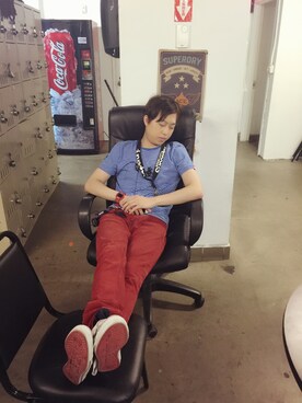 「アイテム（デニムパンツ、レッド系）」を使った、Jasonさん（メンズ・180cm）の春コーディネート