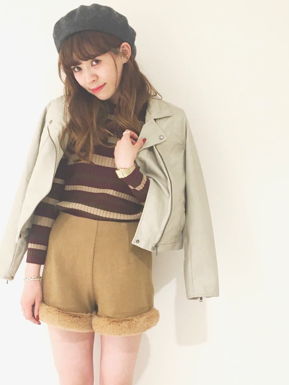 「ボーダーニット、ファー、ベレー帽、ショートパンツ、ショーパン、ライダース、ライダースジャケット、ブーティ、秋コーデ、休日スタイル」｜「archivesのアイテム（ニット/セーター、ブラウン系）」を使った、akaneさん（レディース・162cm）の秋コーディネートの1枚目の写真