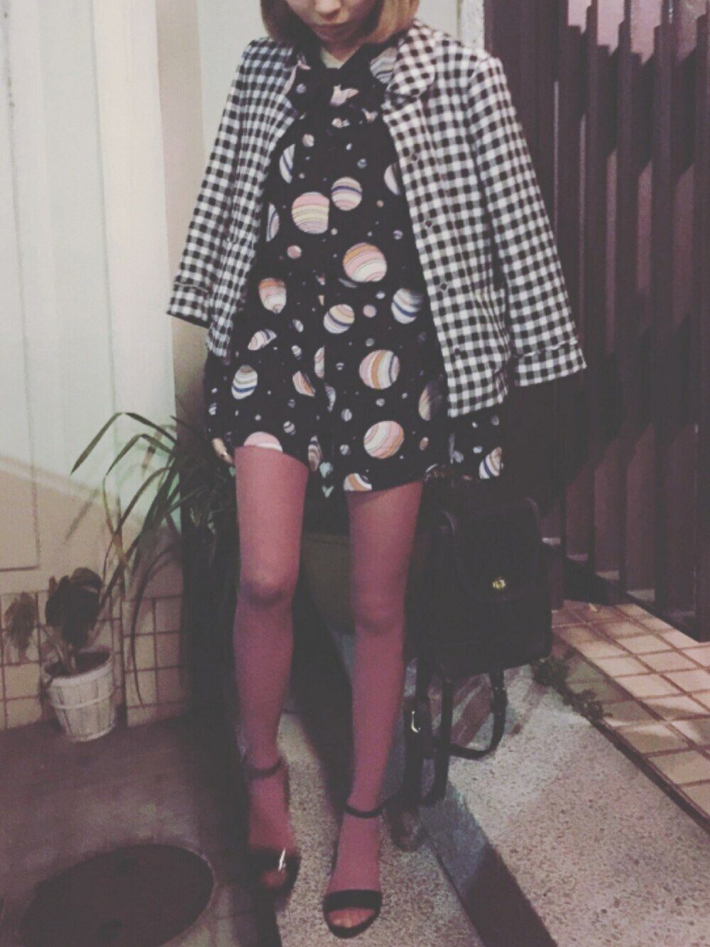 「サンダル、オールインワン、ZARA、春コーデ、オトナカジュアル、パンツスタイル、柄×柄、ピンク、シャツスタイル、チェック」｜「SEE BY CHLOEの総柄オールインワン（つなぎ/オールインワン、ブラック系）」を使った、kanaさん（レディース・155cm）の春コーディネートの1枚目の写真