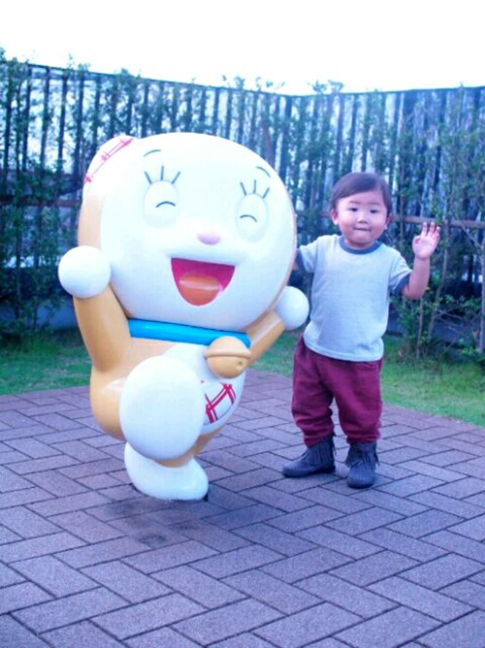 レッド系のパンツ、その他のブーツを着用したキッズの秋コーディネートの1枚目の写真