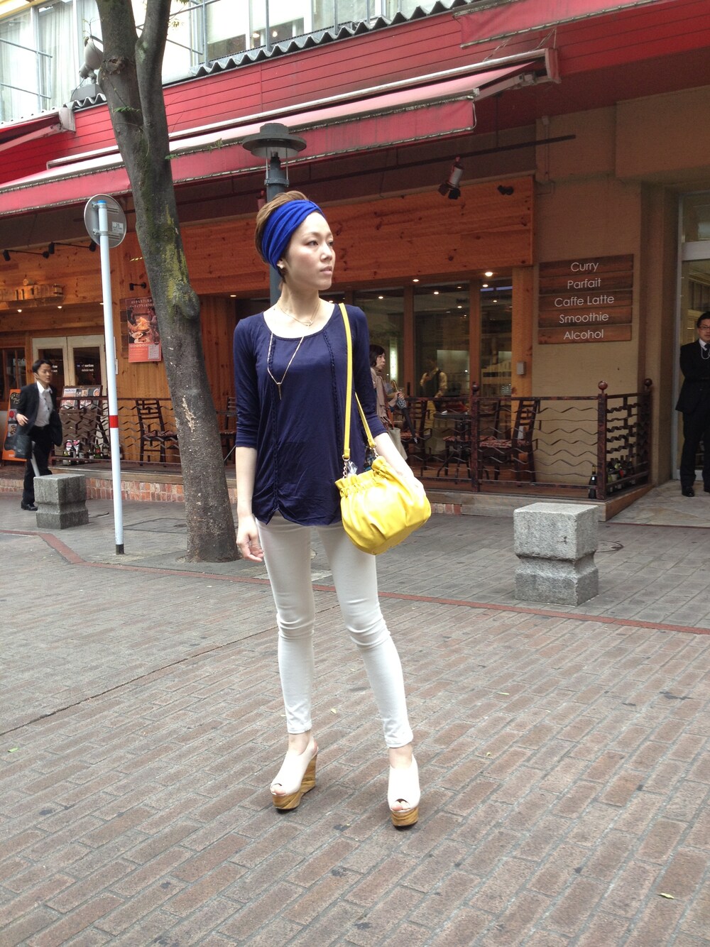 ベージュ系のサンダル、ホワイト系のその他パンツを着用したレディースの春コーディネートの1枚目の写真