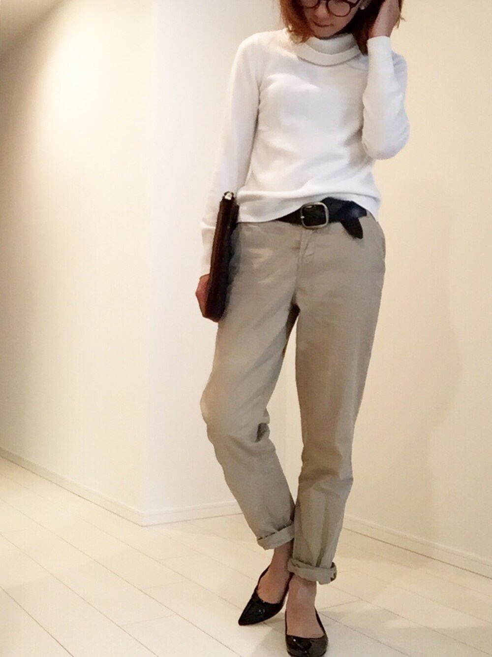 ベージュ系のチノパンツ、ホワイト系のニット/セーター、ブラック系のその他シューズを着用したレディースの秋コーディネートの1枚目の写真
