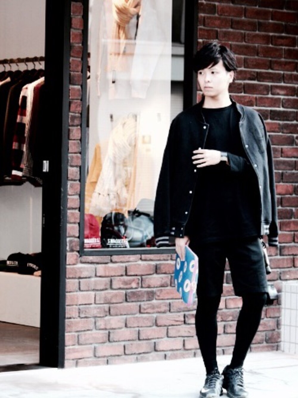 「黒」｜「BALENCIAGAのアイテム（ブレスレット、ブラック系）」を使った、Naoyuki Ishitaniさん（メンズ・173cm）の秋コーディネートの1枚目の写真