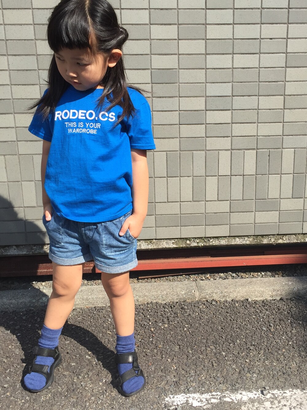「kids、夏、カジュアルコーデ、女の子、rodeo crowns、Avan Lily、GROBAL WORK、スポーツサンダル、ラフ」｜「RODEO CROWNS WIDE BOWLのSIGN キッズ Tシャツ（Tシャツ/カットソー、ブルー系）」を使った、aika***さん（キッズ・100cm）の夏コーディネートの1枚目の写真