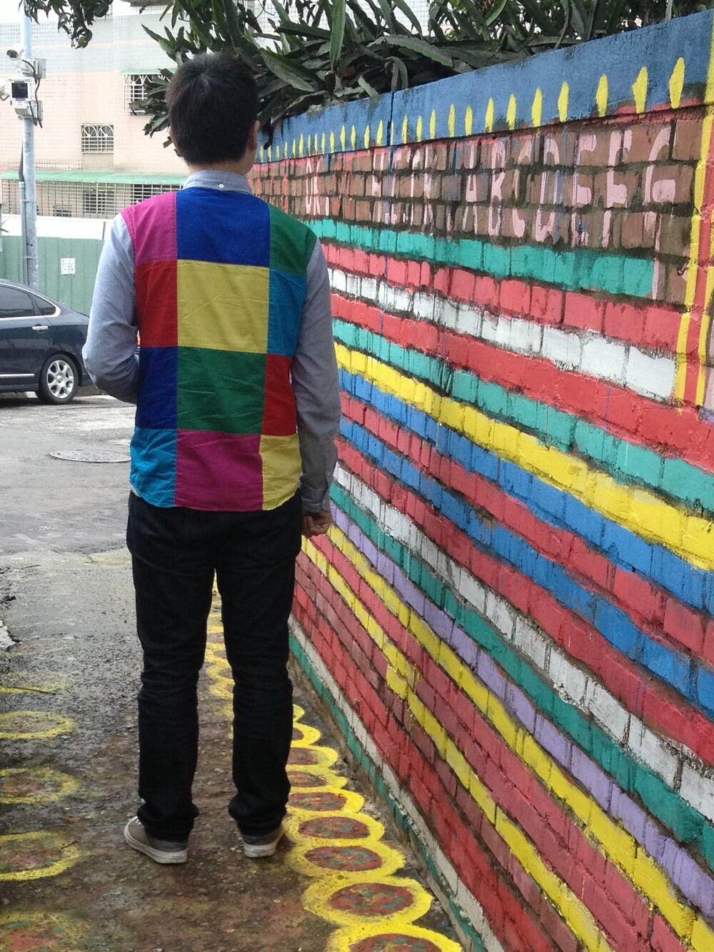 「NEIGHBORHOOD、uniform experiment、SOPHNET」｜「SOPHNET.のSLIM-STRAIGHT X-146 JEANS (RIGID)（デニムパンツ、ブルー系）」を使った、YC Laiさん（メンズ・179cm）の春コーディネートの1枚目の写真