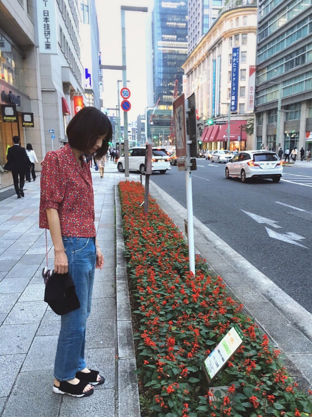 「大人カジュアル、シャツスタイル、デニムパンツ、フリンジ、スポーツサンダル、ウインナコーヒー、赤い、花柄、昭和、喫茶巡り」｜「jouetieのオリジナルフラワーブラウス（シャツ/ブラウス、レッド系）」を使った、そぜさん（レディース・165cm）の夏コーディネートの1枚目の写真